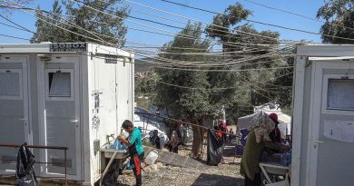السلطات اليونانية تنقل 1500 لاجئ من مخيم موريا إلى البر الرئيسي