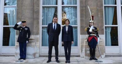 وزير الدفاع اليوناني يبحث مع نظيرته الفرنسية شراء قطعتين بحريتين