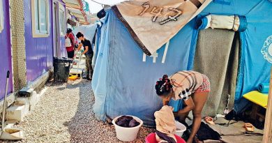 لاجئات مخيم موريا يتظاهرن احتجاجاً على الظروف المعيشية الصعبة
