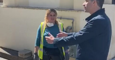 بالفيديو| عاملة نظافة في بلدية أثينا تعثر على حقيبة بها 19000 يورو وتسلمها للشرطة