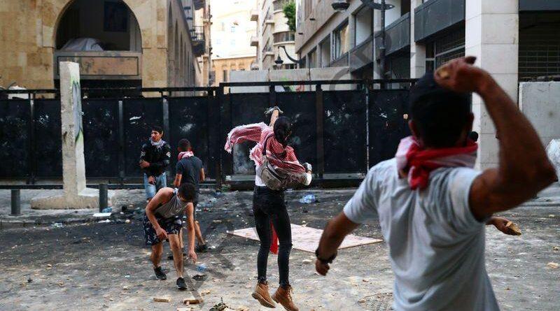 استقالة وزيرين لبنانيين وشرطة بيروت تطلق الغاز المسيل للدموع لتفريق محتجين