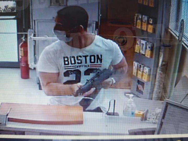 În imagini / Un hoț înarmat pătrunde într-o bancă din Metamorphose și confiscă 11.000 de euro În imagini / Un hoț înarmat pătrunde într-o bancă din Metamorphose și confiscă 11.000 de euro