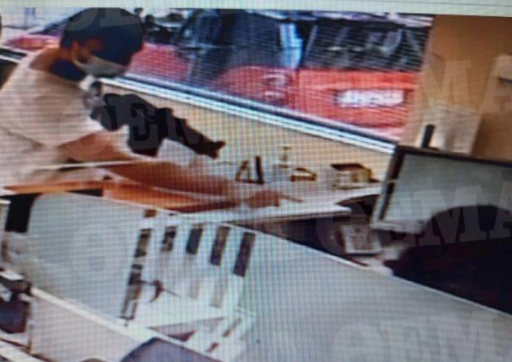 În imagini / Un hoț înarmat pătrunde într-o bancă din Metamorphose și confiscă 11.000 de euro În imagini / Un hoț înarmat pătrunde într-o bancă din Metamorphose și confiscă 11.000 de euro